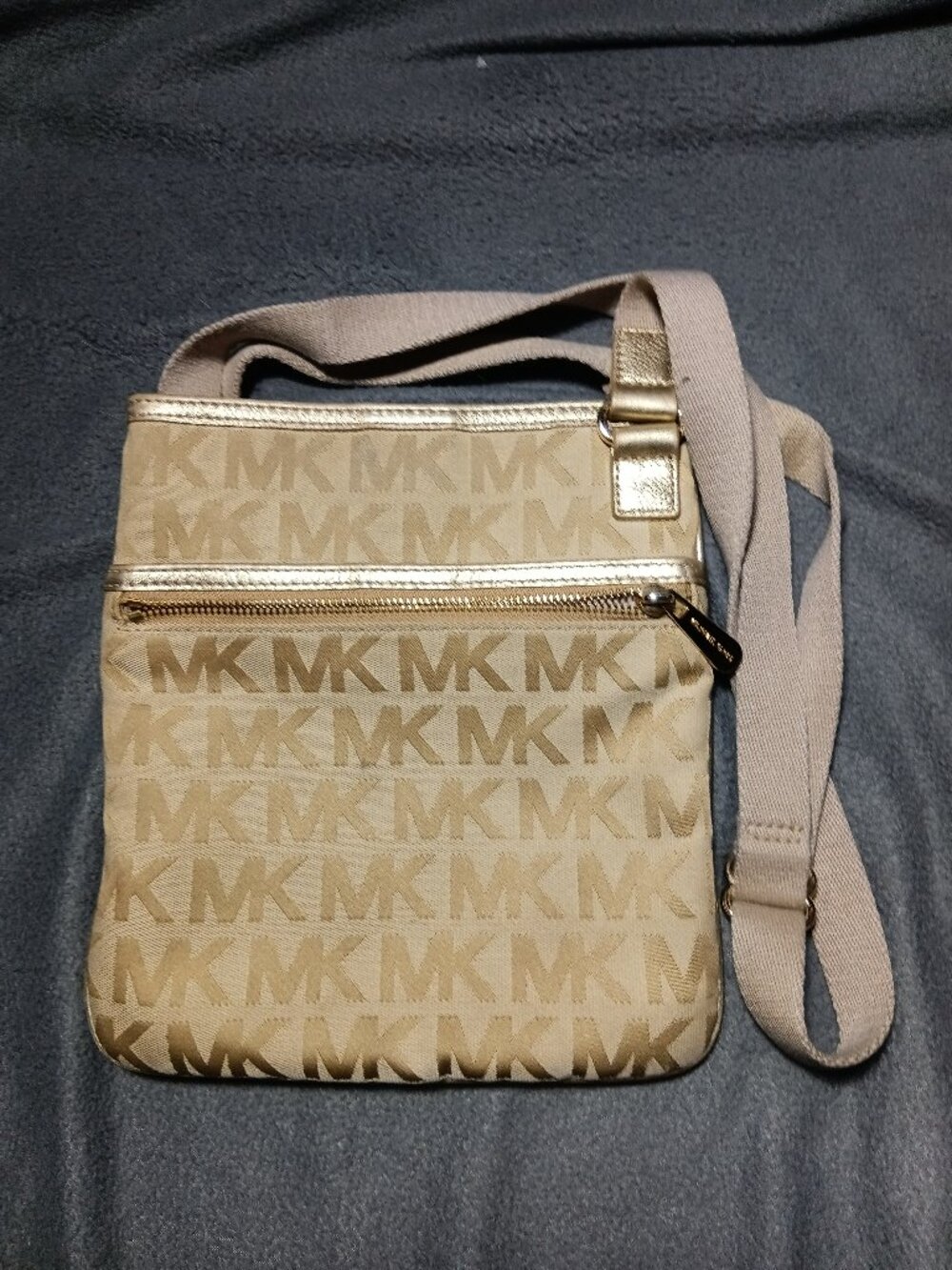 Michael Kors Signature Jet Set Flat Crossbody Bag- Vanilla/Gold (slight damage)